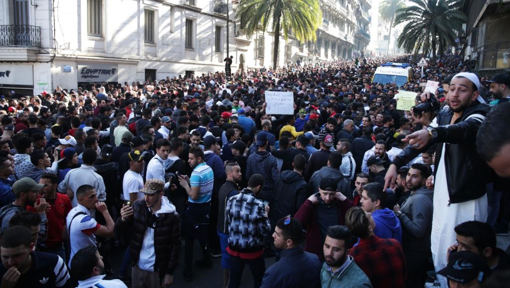شاهد بالصوره الجزائر تشهد مظاهرات حاشدة ولا تراجع عن ترشح بوتفليقة