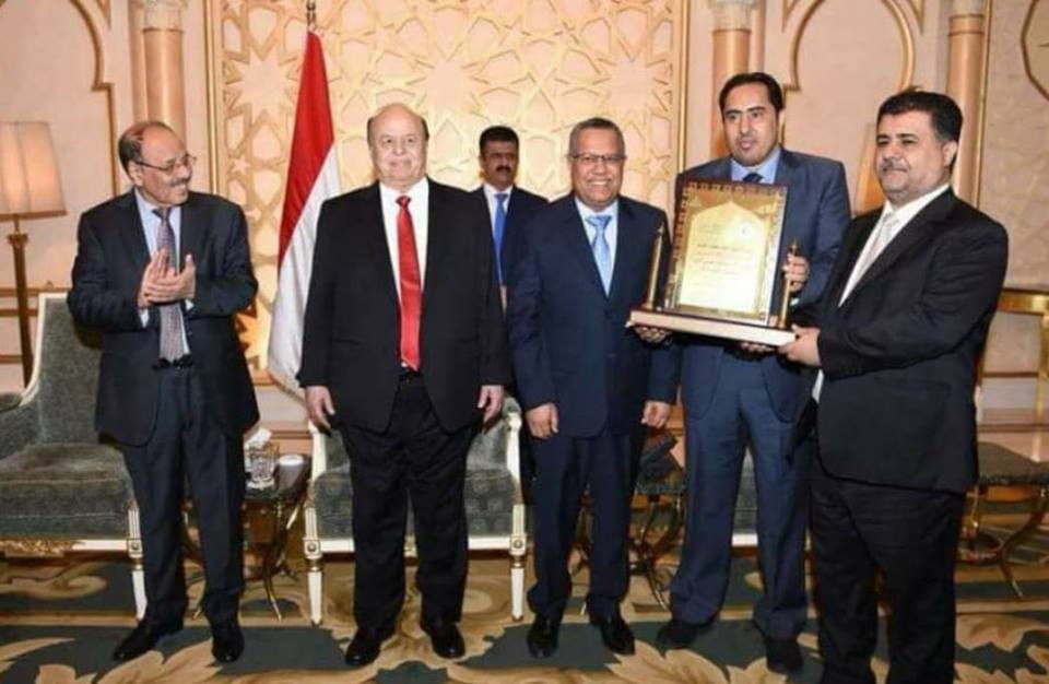 مستشار الرئيس اليمني يسرد تاريخ قطر بدعم الارهاب والمليشيات والإقتصادية العليا تستهجن المن والاذى القطري في مؤتمر المانحين