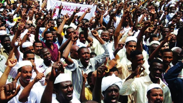 مع اقتراب المظاهرات للقصر الرئاسي ووسط تكتم شديد أسرة الرئيس السوداني تغادر الخرطوم وتصل إلى هذا البلد العربي