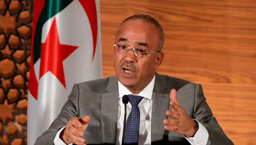 رئيس الوزراء الجزائري يَعِد بحكومة تكنوقراط ويدعو لعدم التشكيك
