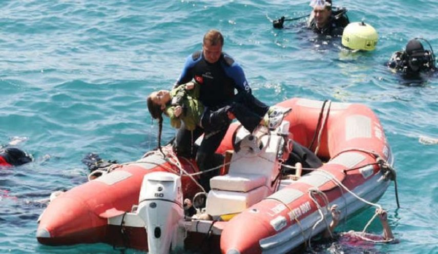 إنقاذ 40 مهاجرًا وانتشال جثة طفلة في بحر 