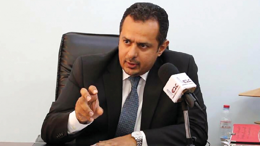 اليمن رئيس حكومة الشرعية يحترق بورقة مستشار رئاسي