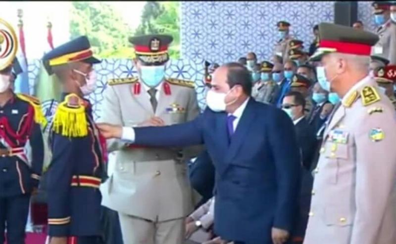 شاهد بالصورة الرئيس السيسي يكرم ضابط يمني من اوئل خريجي الكلية الحربية وماذا طلب منه